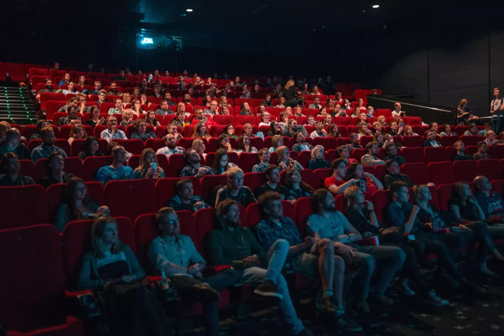 Punaises de lit : Puis-je en attraper au cinéma ? Illustration montrant sièges de cinéma avec zones à risques